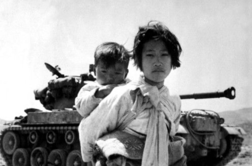 탱크 앞에서 동생을 업고 선 아이, 한국전쟁 당시의 기록사진