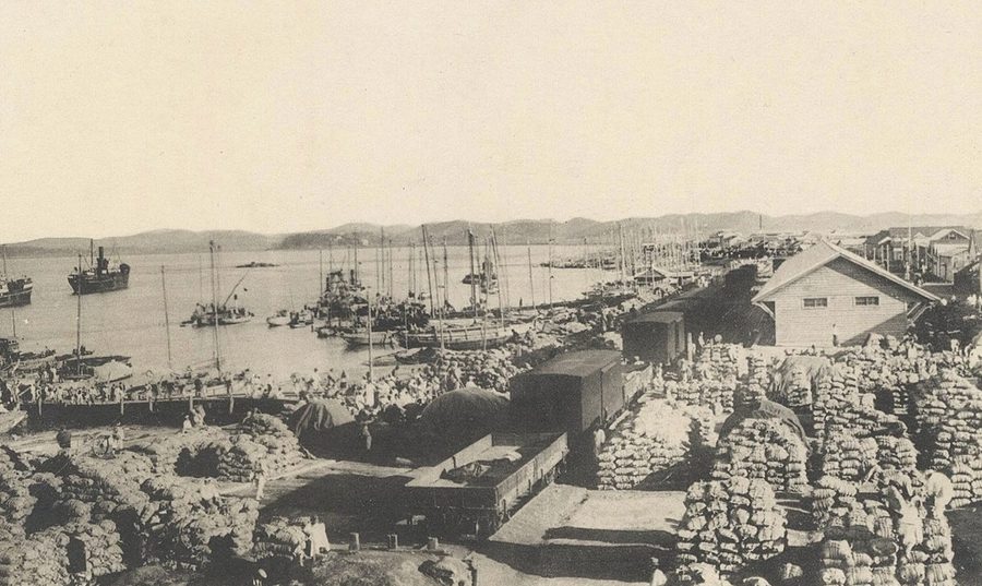 일제강점기, 쌀이 산더미처럼 쌓여 있던 군산항